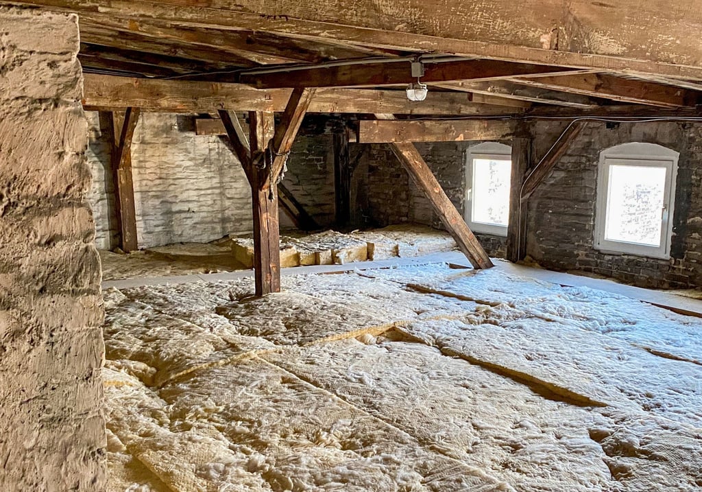 Wer ein Haus kauft, muss die oberste Decke über beheizten Räumen oder das Dach dämmen. Das kann man - handwerkliches Geschick vorausgesetzt - auch selbst tun.