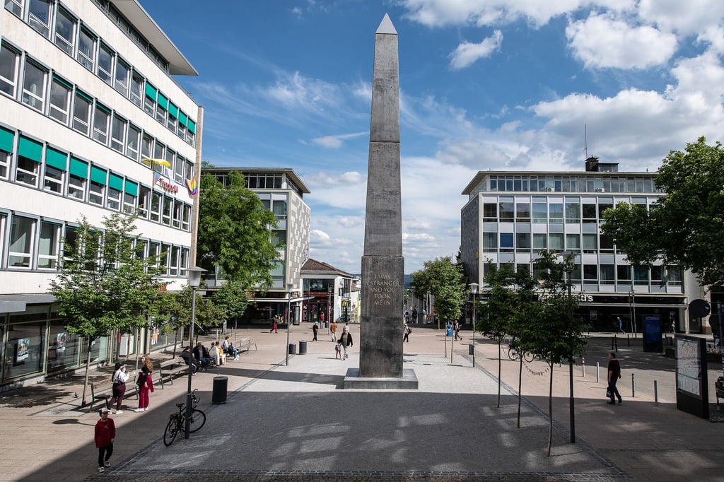 Der Obelisk von Künstler Olu Oguibe in der Treppenstraße.