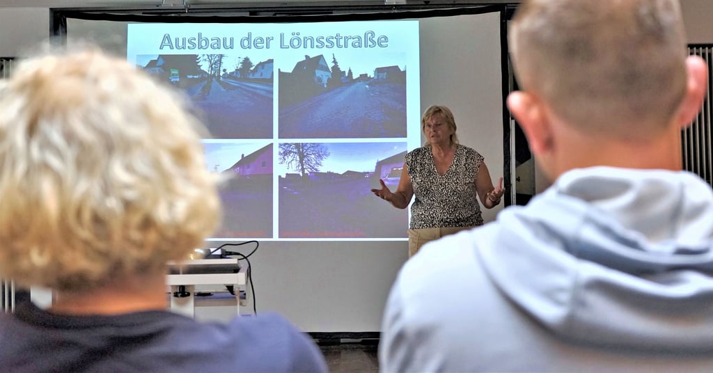 Salzwedels Bauamtsleiterin Martyna Hartwich erklärt Anwohnern der Lönsstraße die Hintergründe zum geplanten Ausbau.