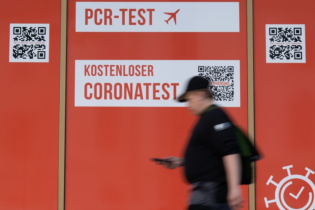 Ein Passant geht an einem Corona-Testcenter entlang.