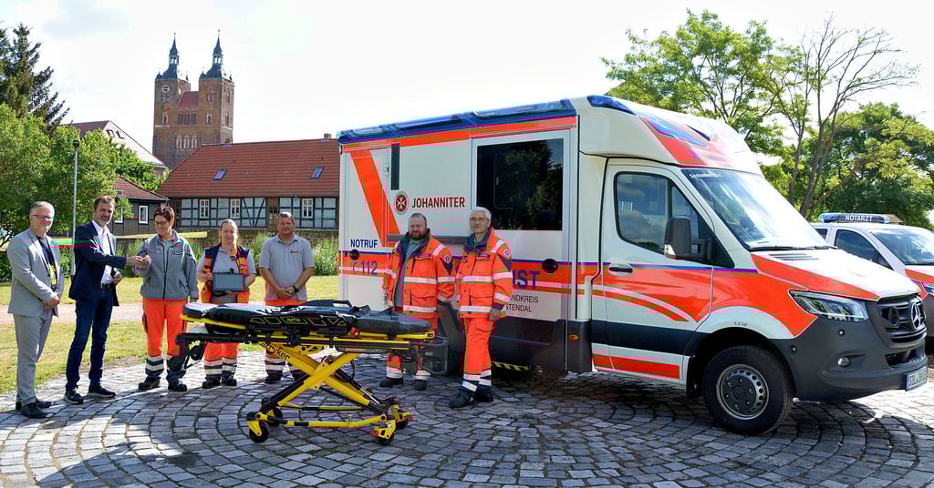 Bei der symbolischen Schlüsselübergabe in Seehausen mit dabei (v. l.): Peter Ruppert (Johanniter-Regionalvorstand), Rüdiger Kloth (Verbandsgemeindebürgermeister), Jana Zimmermann (Bereichsleiterin Rettungsdienst), Stefanie Breitkopf (Rettungswachenbeauftragte), Nico Horak (Fahrzeugverantwortlicher) Alexander Schröder (Fachbereichsleiter Einsätze) und Alexander Mikulla (Technischer Leiter).