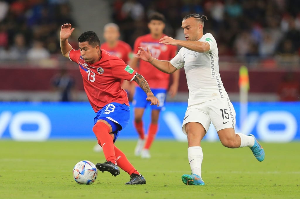 Costa Ricas Gerson Torres (l) schirmt den Ball vor Neuseelands Clayton Lewis ab.