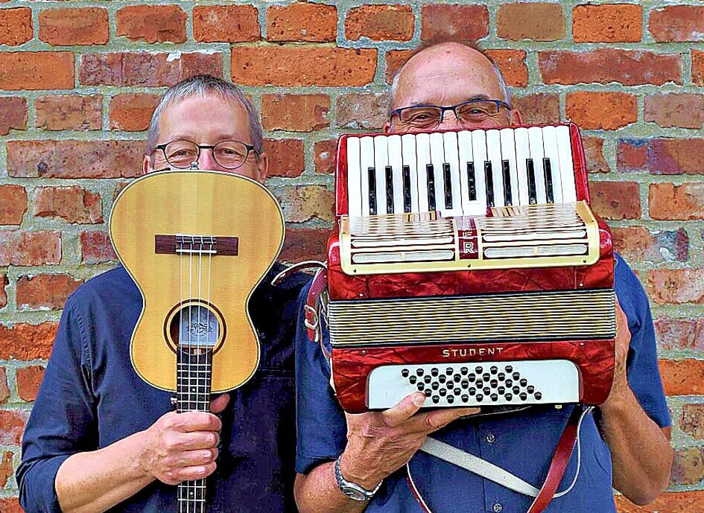 Das Liedermacher-Duo Ohrofyll präsentiert Lieder mit Augenzwinkern und pfiffigen Wortspielen.