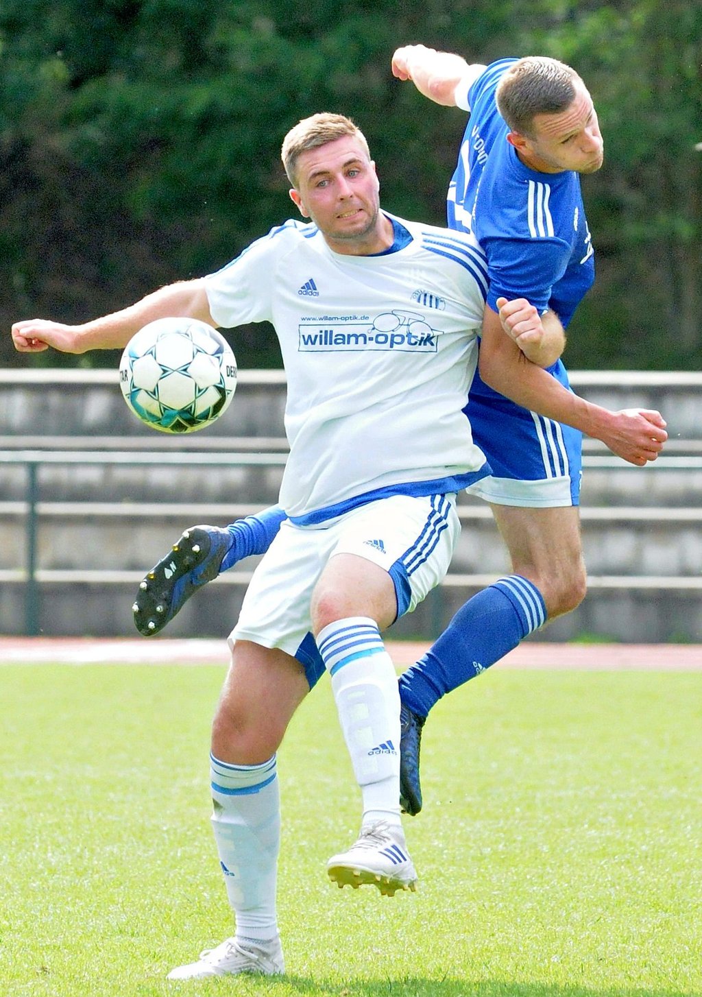 Osterburgs Stefan Holtmann (links) kann sich in dieser Situation gegen den Uchtspringer Marcel Brinkmann behaupten.