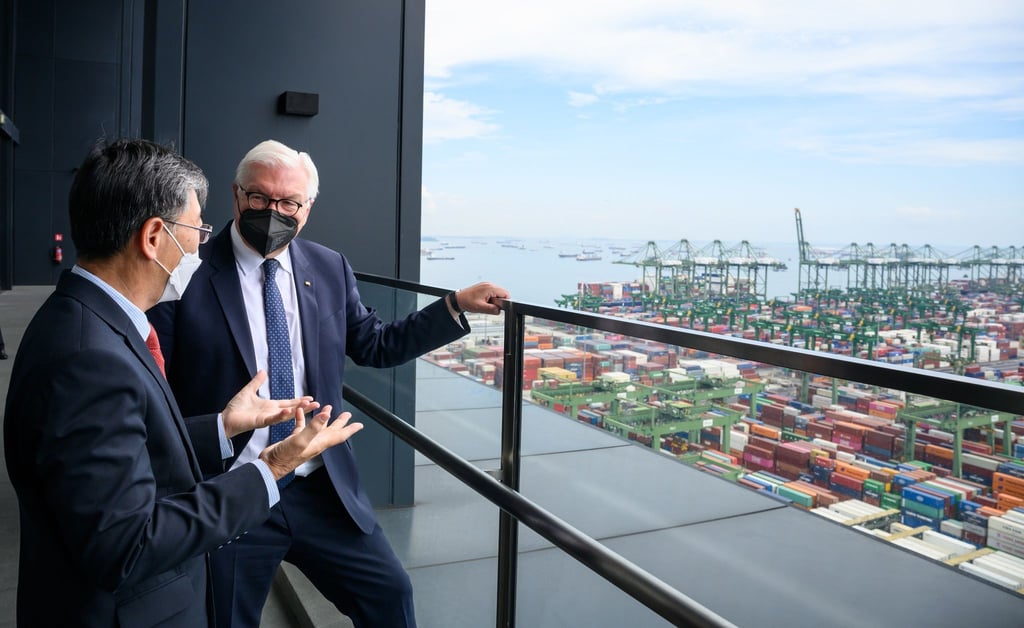 Bundespräsident Frank-Walter Steinmeier (r) und Tan Chong Meng, Vorstandsvorsitzender des Hafenbetreiber PSA, schauen sich auf einer Terrasse der Firmenzentrale der Port of Singapore Authority (PSA) den Hafen von Singapur an.