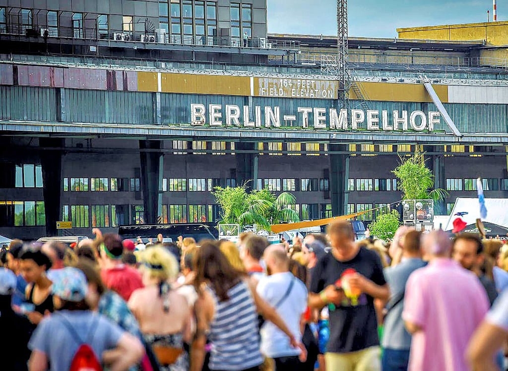 Berlin, kurz vor dem Beben. Auf dem Tempelhofer Feld warten die Fans, dass sie endlich hüpfen dürfen.