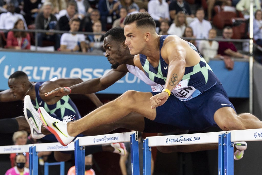 Hürden-Star Devon Allen (r) wird künftig auch als Footballer in der NFL spielen.