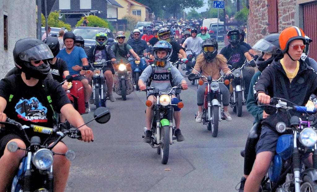 Die Ausfahrt der über 750 Mopeds war der Höhepunkt des Mopedtreffens in Kathendorf.