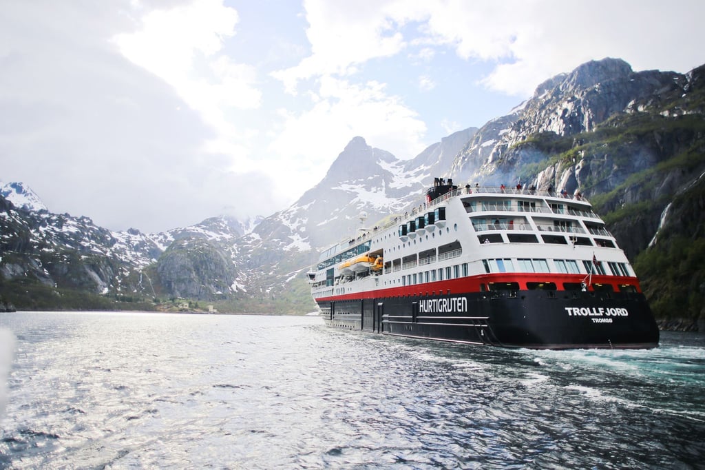 Das Hurtigruten-Postschiff MS Trollfjord soll in der ersten Jahreshälfte 2023 renoviert werden und dann die Spitzbergen- und die Nordkap-Linie fahren.