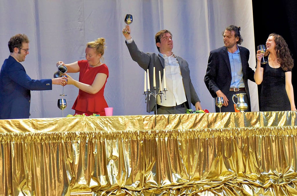 Anfangs ist der Jedermann (Mitte) noch der Partykönig: Tom Bayer, Almut Liedke, Philip Dobraß, Paul Hofmann und Ronja Jenko (von links) bei der Probe auf der Großen Bühne.