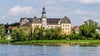 Das Coswiger Schloss: Ein Blick auf das  majestätische  Bauwerk von der Elbe aus. 