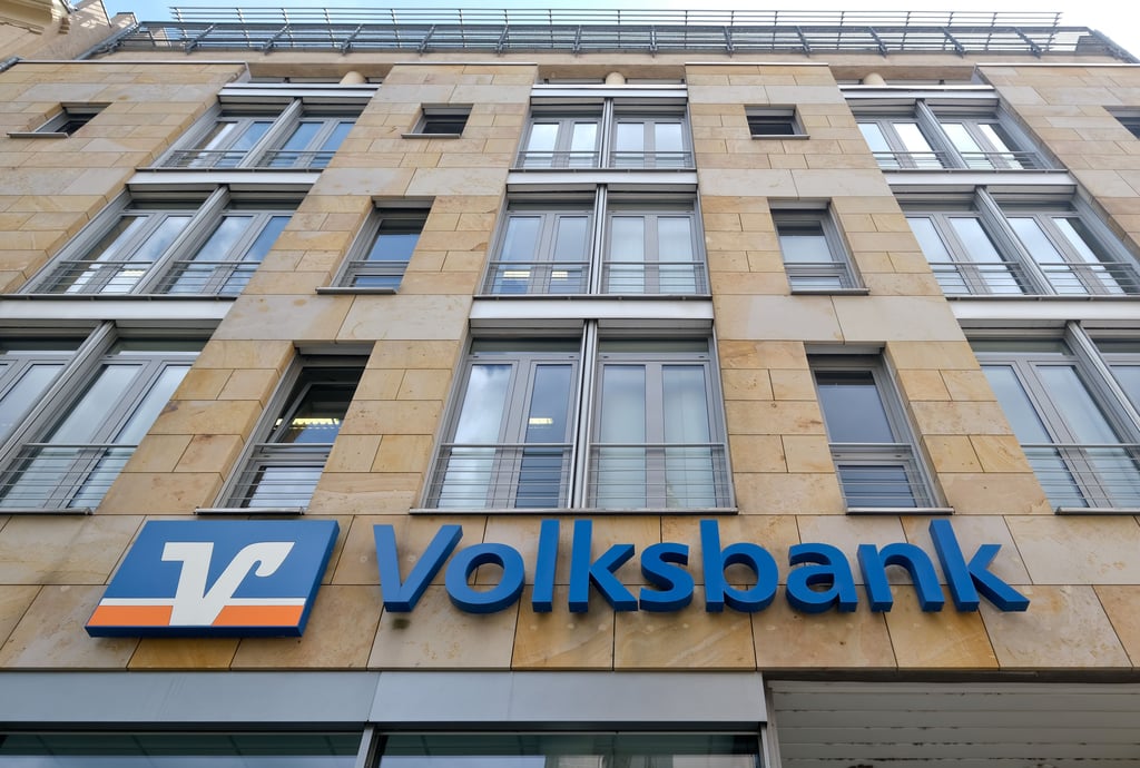 Mitten in Halle: der Sitz der Volksbank in der Wilhelm-Külz-Straße