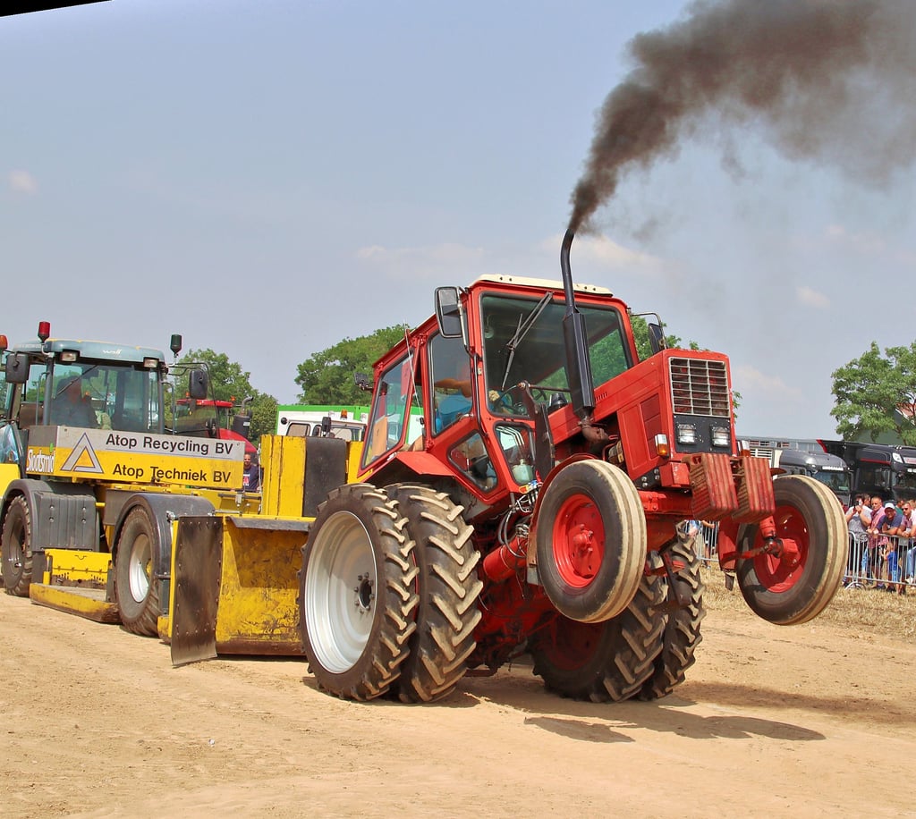 Schwerstarbeit leisten beim Traktor-Pulling die teilnehmenden Landmaschinen.