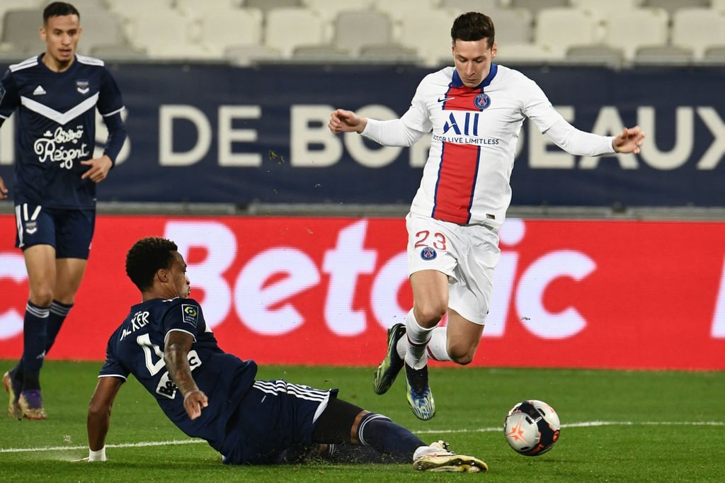 Bordeauxs Verteidiger Edson Mexer (l) kämpft mit Paris Saint-Germains Mittelfeldspieler Julian Draxler (r) um den Ball.