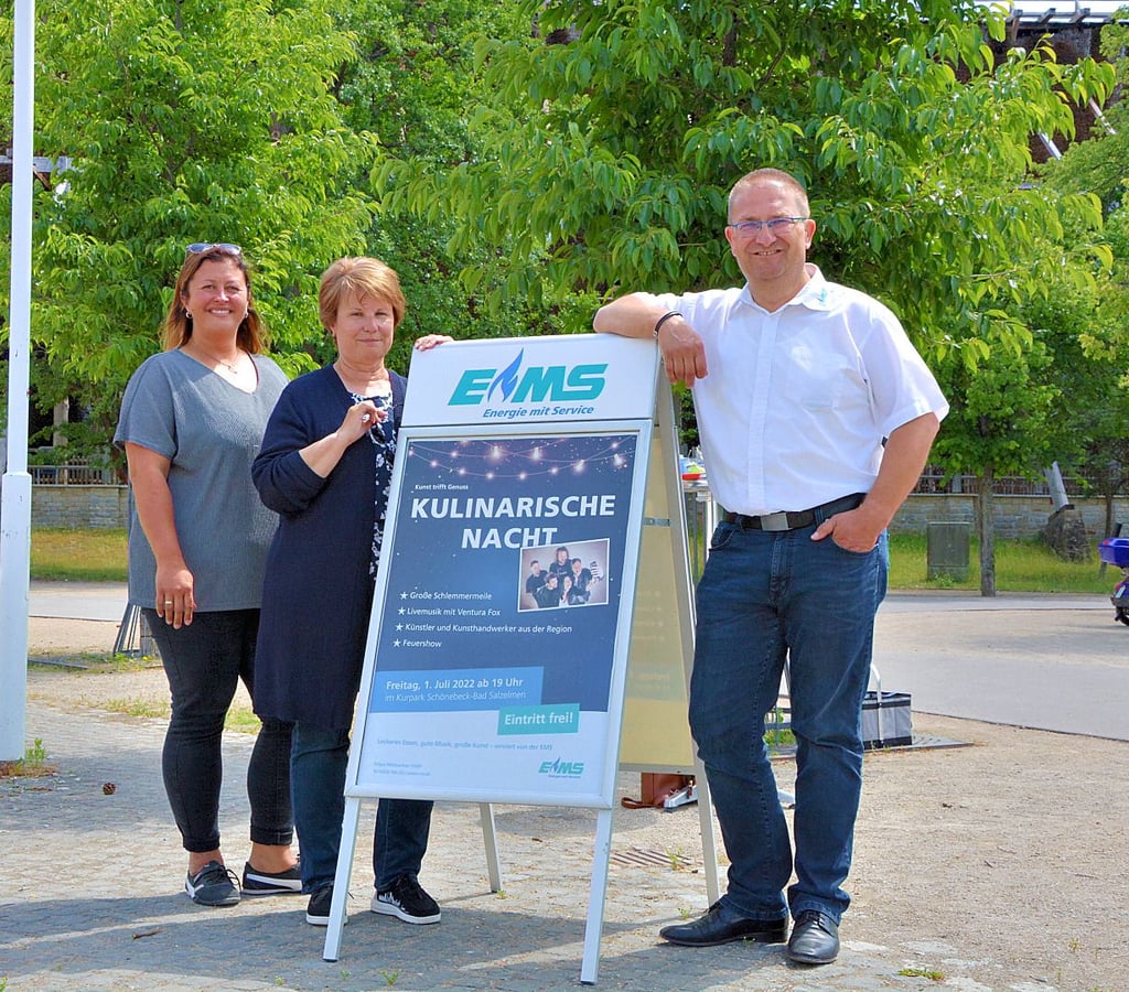 Jessika Rogat (von links) und Sibylle Schulz vom Solepark und Frank Sieweck von Erdgas Mittelsachsen (EMS) informieren über die bevorstehende Kulinarische Nacht in Schönebeck.