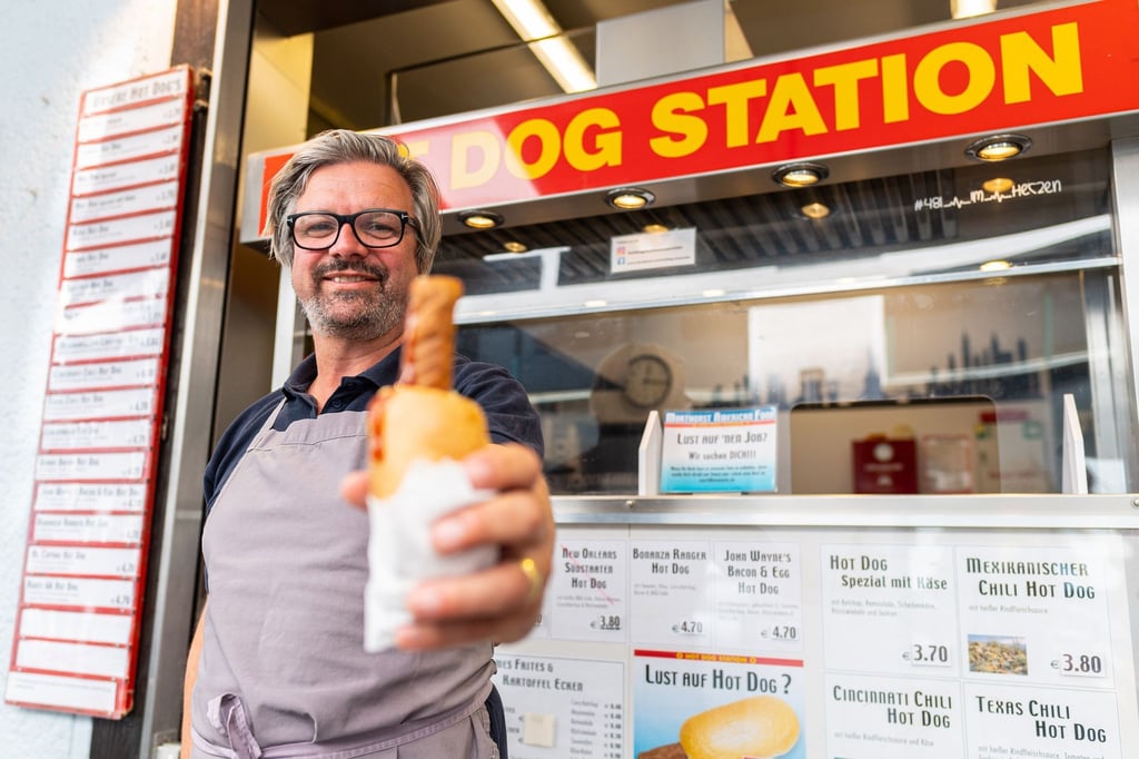 „H-Blockx“-Sänger Henning Wehland hilft am Hot Dog-Stand in Münster aus. Der in der Studentenstadt beliebte Imbiss hat nach eigenen Angaben große Probleme, Personal zu finden.