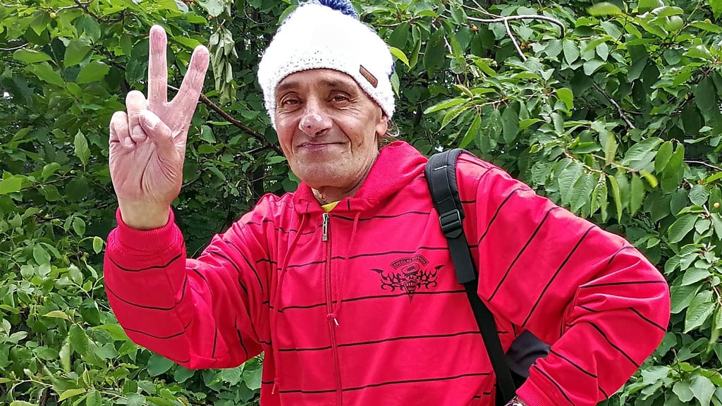 Strickmütze und Victory-Zeichen sind sein Erkennungsmerkmal, wenn er unterwegs ist: Weltfriedenswanderer Stefan Horwath.
