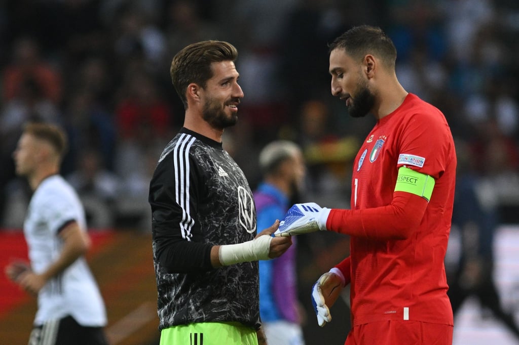 Deutschlands Torhüter Kevin Trapp (l) und Italiens Torhüter Gianluigi Donnarumma (r).