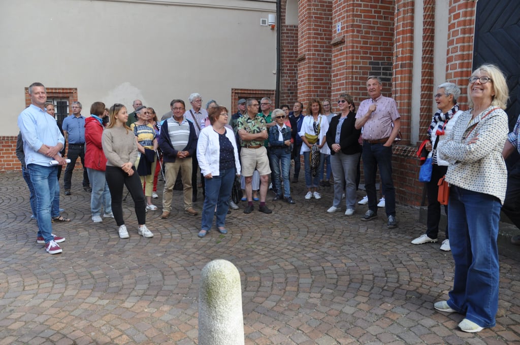 Auch Planer Matthias Lofing(3. von rechts) war mit vor Ort und erläuterte die Maßnahmen an der alten Löwenapotheke und die Pläne für die Reutter-Grundschule.
