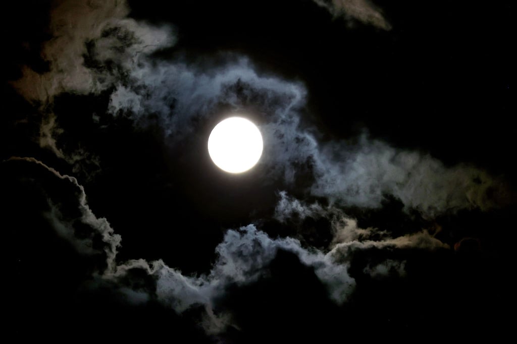 In Bayern leuchtete der Vollmond gelegentlich durch die Wolkendecke.