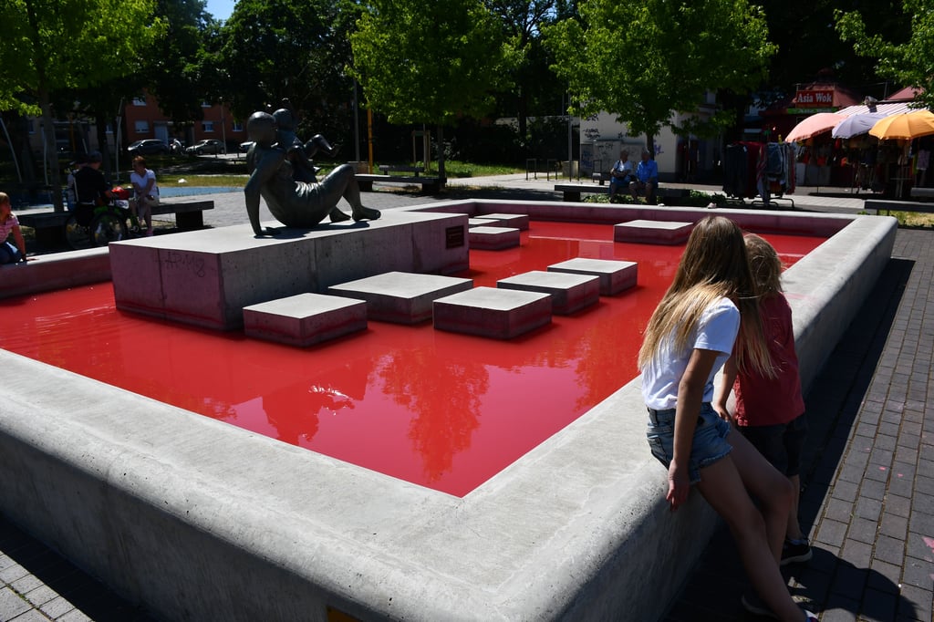 Unbekannte haben das Wasser des Brunnens in der Kosmos-Promenade in Magdeburg-Reform blutrot gefärbt.
