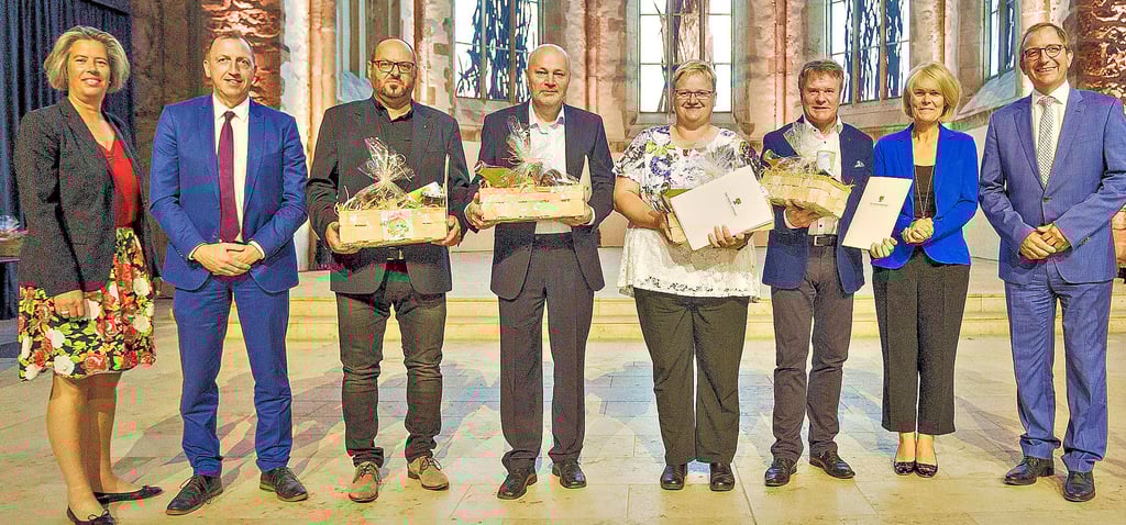 Große Ehre für vier Salzländer: Thomas Wagner aus Staßfurt (3.v.l), Gottfried Eggebrecht aus Brumby (4.v.l), Doreen Schäfer aus Atzendorf (5.v.l) und Torsten Sielmon aus Bernburg (6.v.l) wurden füer ihr besonderes ehrenamtliches Engagement im kommunalen Bereich von Innenministerin Tamara Zieschang (CDU/l.). Mit dabei Landrat Markus Bauer (SPD) und Staßfurts Oberbürgermeister Sven Wagner (SPD).