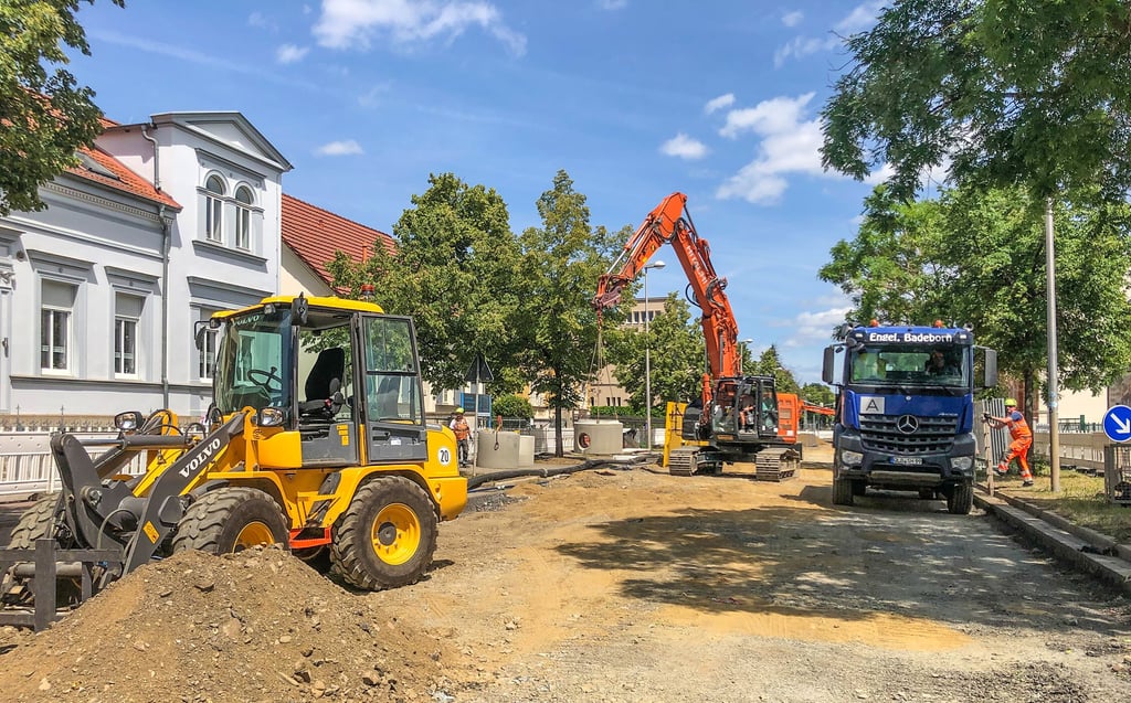 Auf 120 Metern Länge ist der Harzweg in Quedlinburg derzeit Baustelle. Hier wird gerade ein Betonteil für den Schmutzwasserkanal abgeladen.