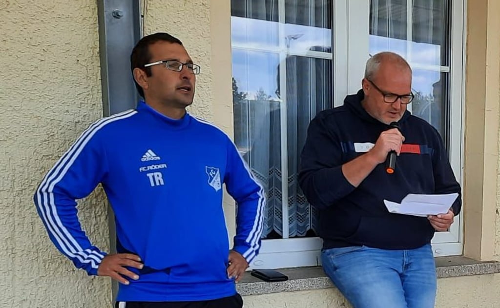 Ralf Kretzschmar (l.), hier mit Vereinspräsident Steffen Fuchs, ist als Trainer des Fußball-Kreisoberligisten FC ZWK Nebra verabschiedet worden. Er wurde letzter Wochensieger unseres regionalen Tippspiels in der Saison 2021/22.