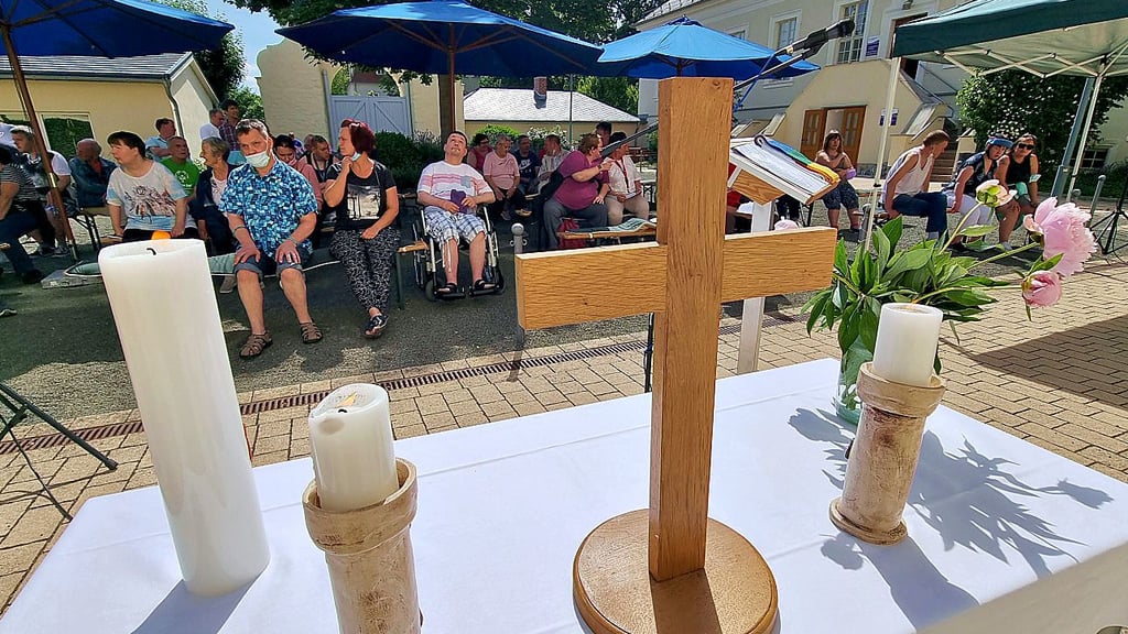 Nach dem Open-Air-Gottedienst wurde das Portal geöffnet.