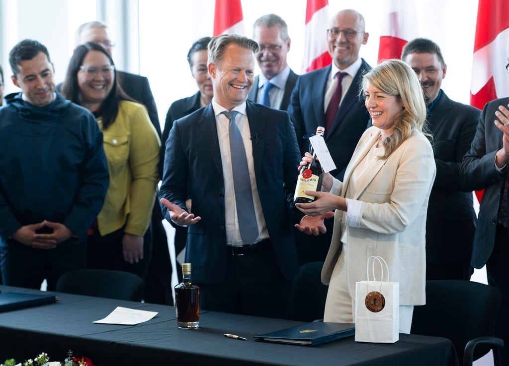 Jeppe Kofod (M), Außenminister von Dänemark, und Mélanie Joly (r), Außenministerin von Kanada.
