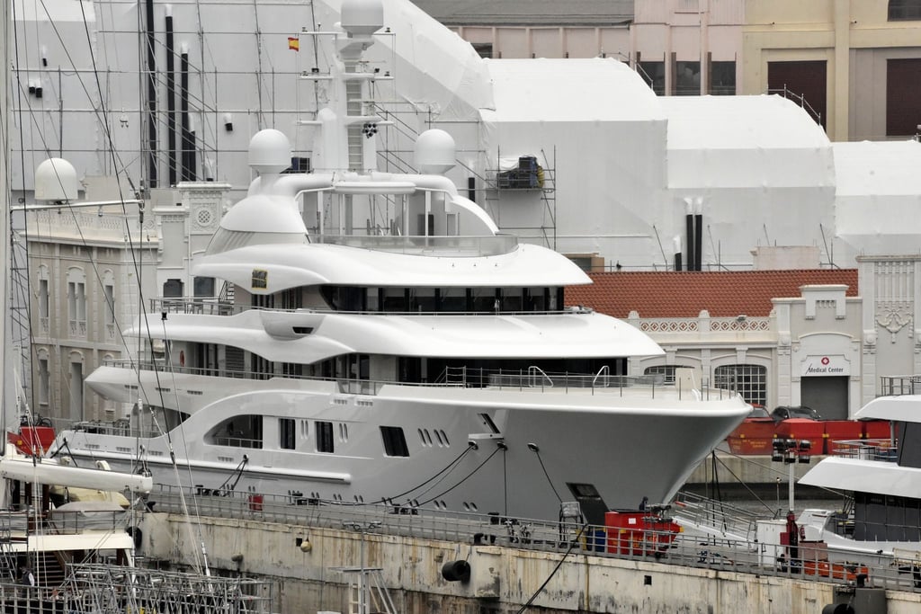 Die russische Megajacht „Valerie“ liegt im Hafen von Barcelona: Spanien hat im Zusammenhang mit den EU-Sanktionen gegen russische Oligarchen die Luxus-Jacht festgesetzt.