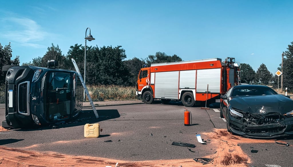 Beim Zusammenprall auf der Kreuzung Berliner Straße/Friedensstraße in Bitterfeld landete der Transporter auf der Fahrerseite.