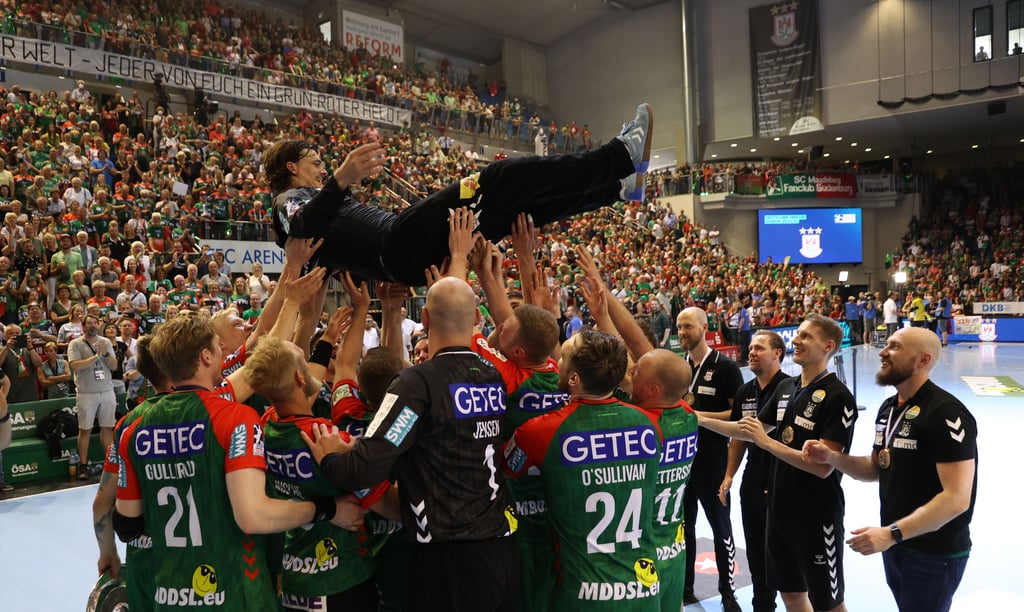 Die SCM-Kollegen lassen Jannick Green nach seinem letzten von insgesamt 262 Bundesligaspielen ausgelassen „hochleben“.