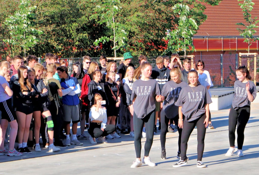 An der Sekundarschule Jessen-Nord ist seit Mittwoch ein Teil des vorderen Schulhofes nutzbar. Er eignet sich auch zum Tanzen, wie in zwei Auftritten von Schülerinnen bewiesen wird.