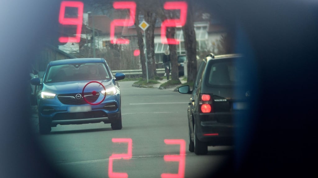 Blick durch das Innere eines Polizeiblitzers beim "Achten Bayerischen Blitzmarathon".
