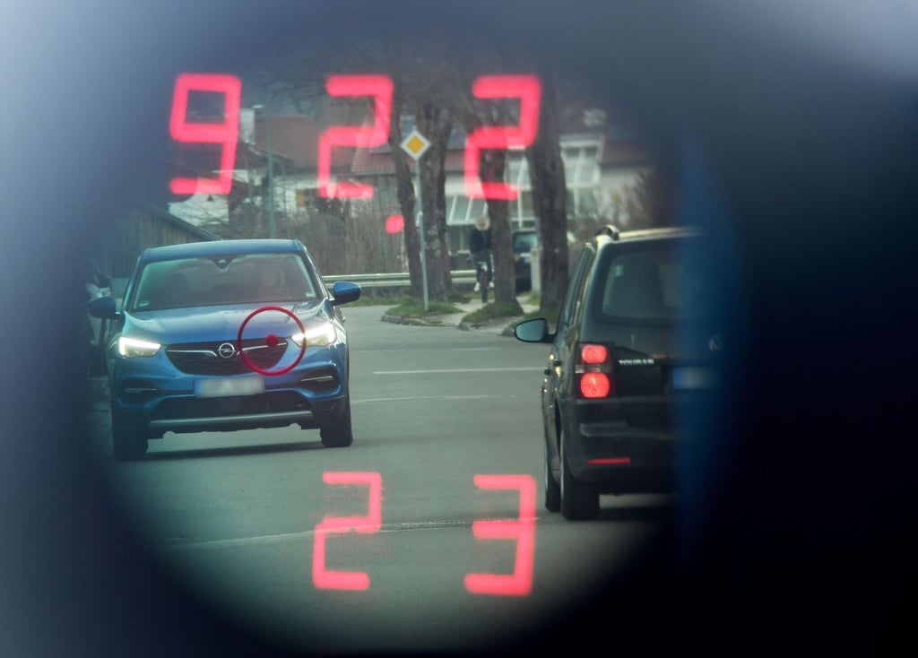 Blick durch das Innere eines Polizeiblitzers beim "Achten Bayerischen Blitzmarathon".