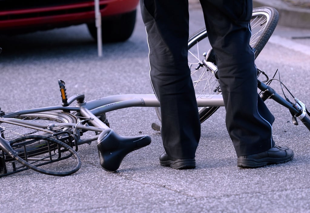 Eine 24 Jahre alte Radfahrerin ist beim Zusammenstoß mit einem Lastwagen in Leipzig schwer verletzt worden.