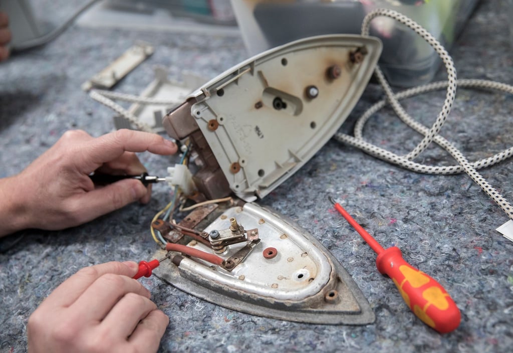 Es muss nicht immer ein neues Gerät sein: Oft lassen sich defekte Elektrogeräte auch reparieren. Wer dabei kostengünstige Unterstützung braucht, findet die oft im Netz oder bei Repair-Initiativen.