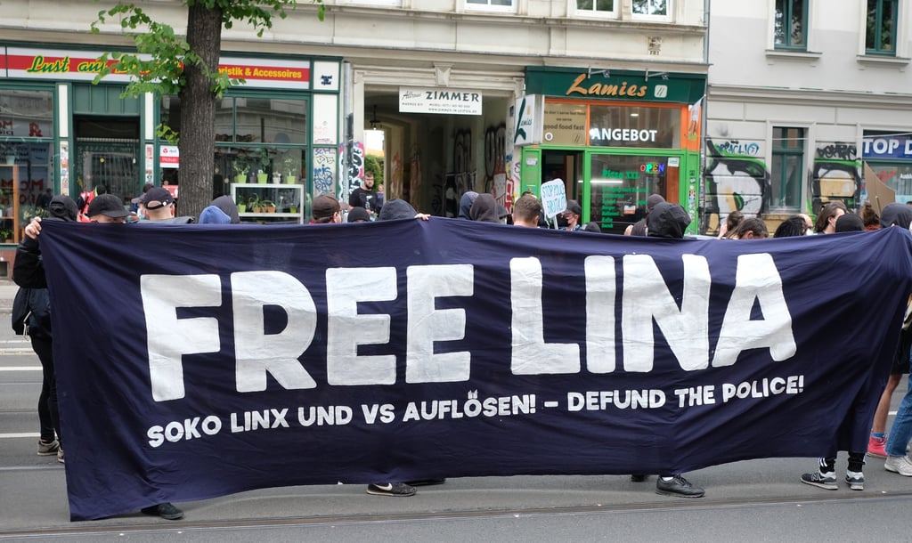 Kundgebung der linken Szene für Lina E. Die Bundesanwaltschaft hat die Ermittlungen gegen die Frau aus Leipzig, die eine Weile in Halle studiert hat, nun ausgeweitet.