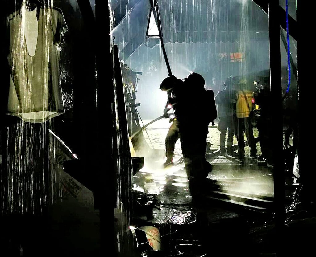 Kameraden der Freiwilligen Feuerwehr Heimburg bei den Löscharbeiten an der Gaststätte Pfeifenkrug.