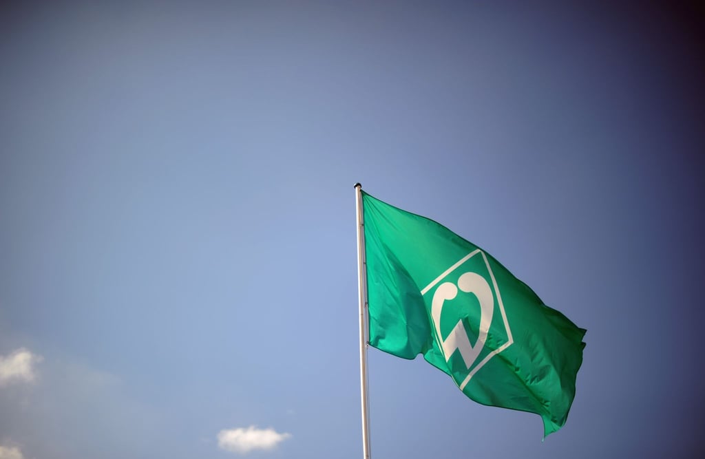 Werder Bremen überprüft nach Fanhinweisen seine Zusage für eine Spende an eine Sponsoren-Stiftung.