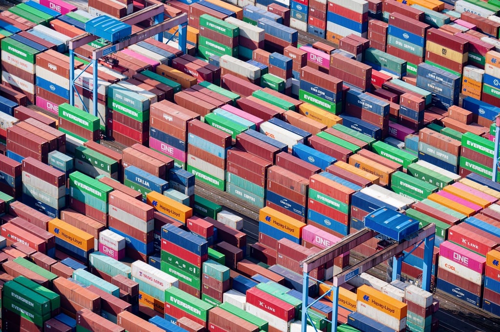 Container im Hamburger Hafen: Derzeit fällt die Handelsbilanz in der Eurozone negativ aus.