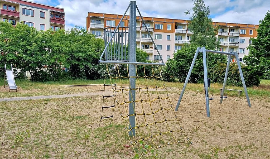 Dem jetzigen Spielplatz im Innenhofbereich mit Rutsche, Kletterturm, Schaukel und Sandkasten fehlt es vor allem an Spielmöglichkeiten für kleine Kinder. Das soll sich ändern.