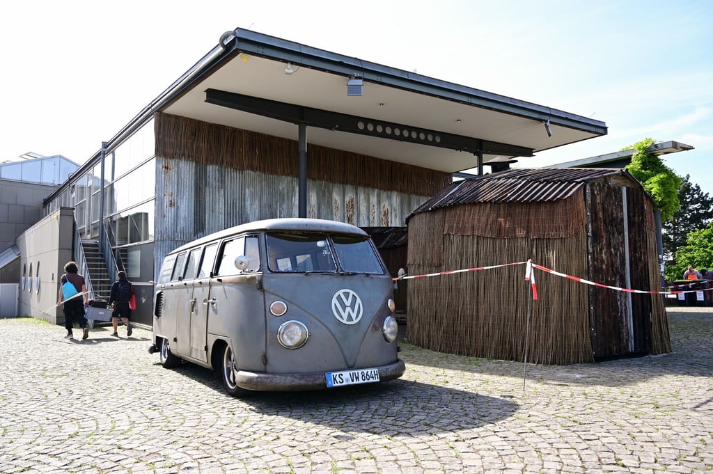 Ein alter VW-Bus und ein Tunnel aus Wellblech markieren den Eingang zur documenta-Halle.