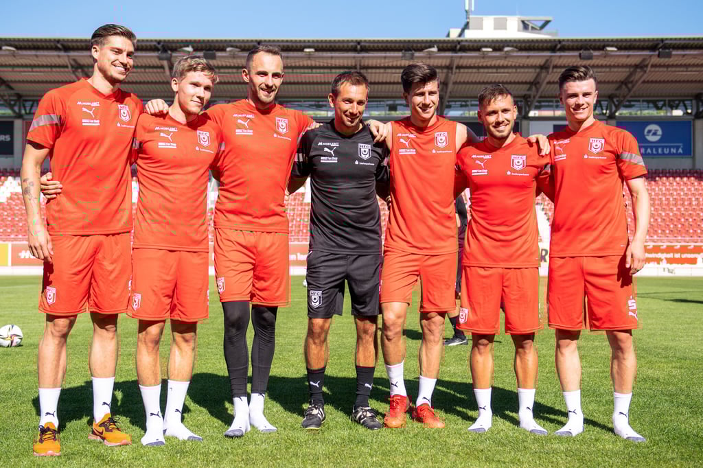 Die HFC-Zugänge Andor Bolyki, Sebastian Müller, Felix Gebhardt, Tunay Deniz, Nico Hung und Leon Damer (v.l.n.r.) posieren mit Trainer André Meyer (M.) für ein Foto.