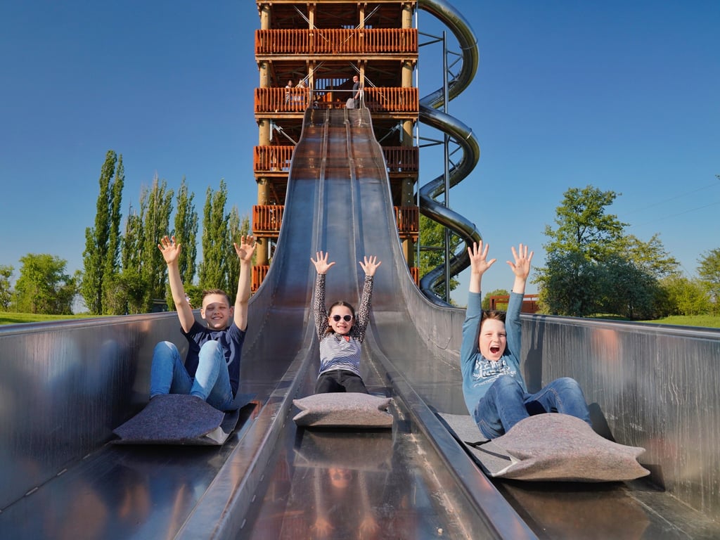 Rutschenspaß und jede Menge mehr kinderfreundliches Vergnügen hat der Magdeburger Elbauenpark zu bieten.