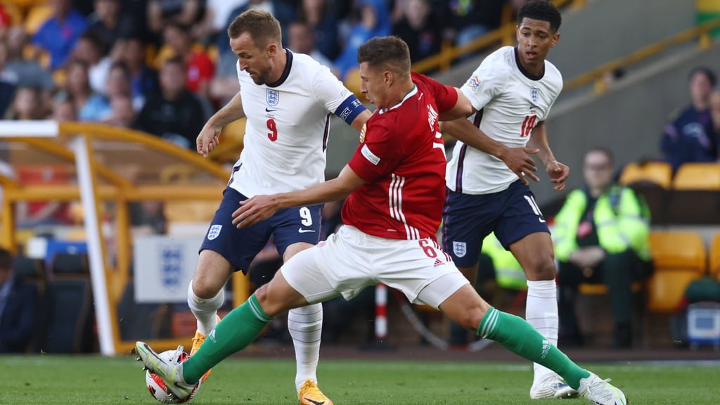 Ungarns und Leipzigs Abwehrchef Willi Orban gegen Englands Stürmer Harry Kane
