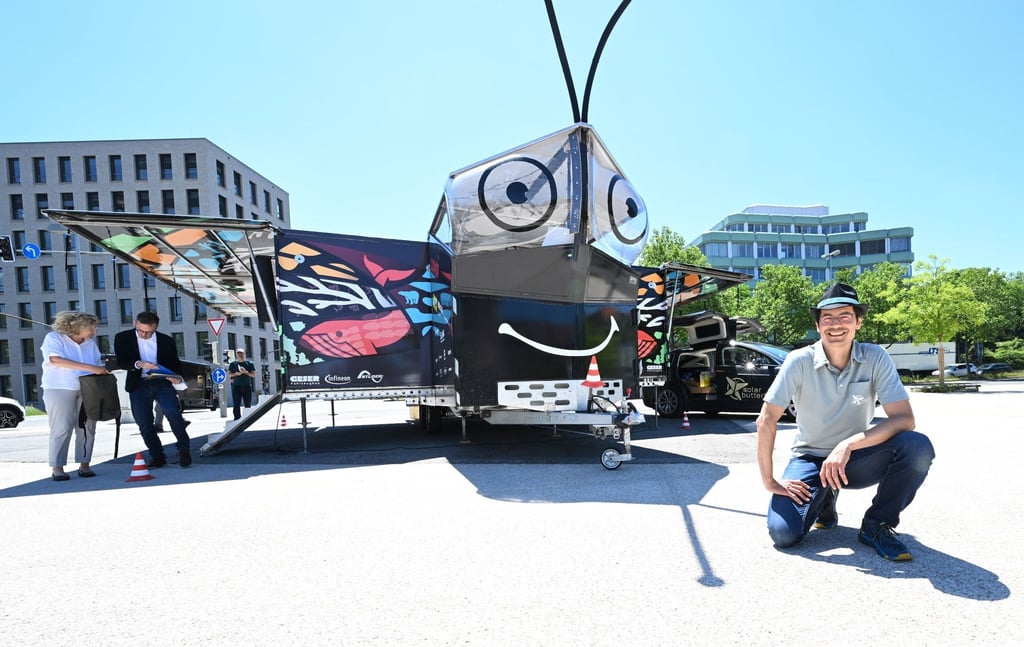 Der schweizerische Pionier Palmer entwickelte das einem Schmetterling ähnelnde mobile Haus, das mit großen Photovoltaik-Flächen und Rädern ausgestattet ist.