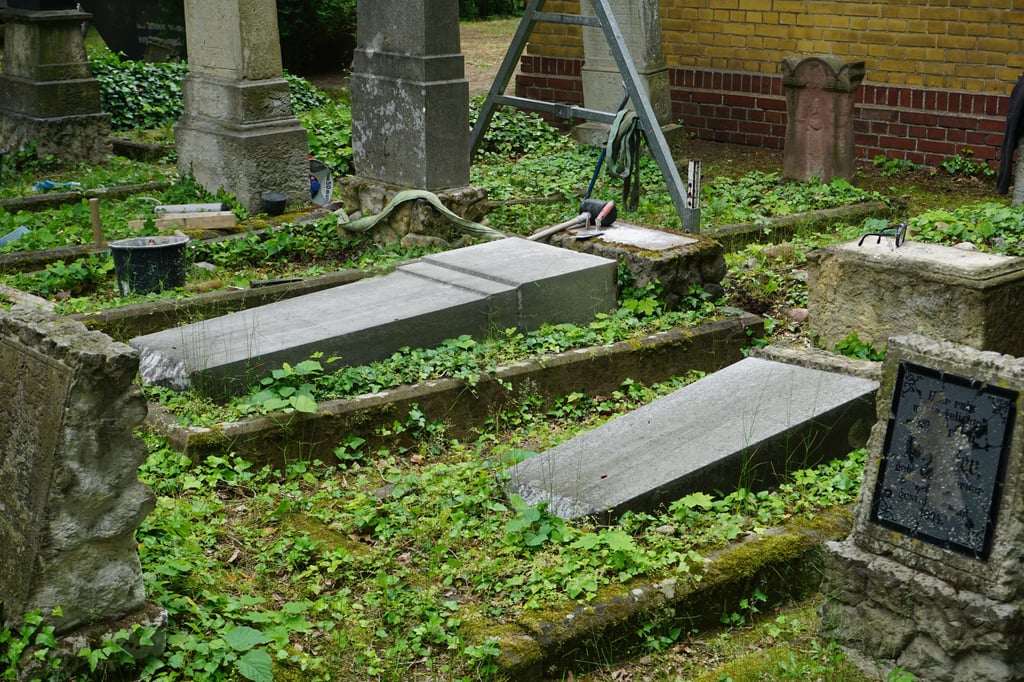 Insgesamt 16 Gräber wurden auf dem Jüdischen Friedhof in Köthen beschädigt.