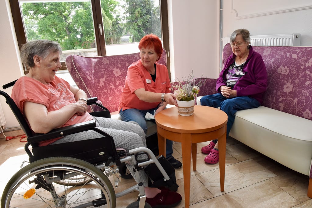 Blick in die Wohngemeinschaft: Auf Foto: Ursula Schneider , Pflegerin Ute Chemnitz und Inge Krebs (von limks) im gemütlichen Aufenthaltsraum.